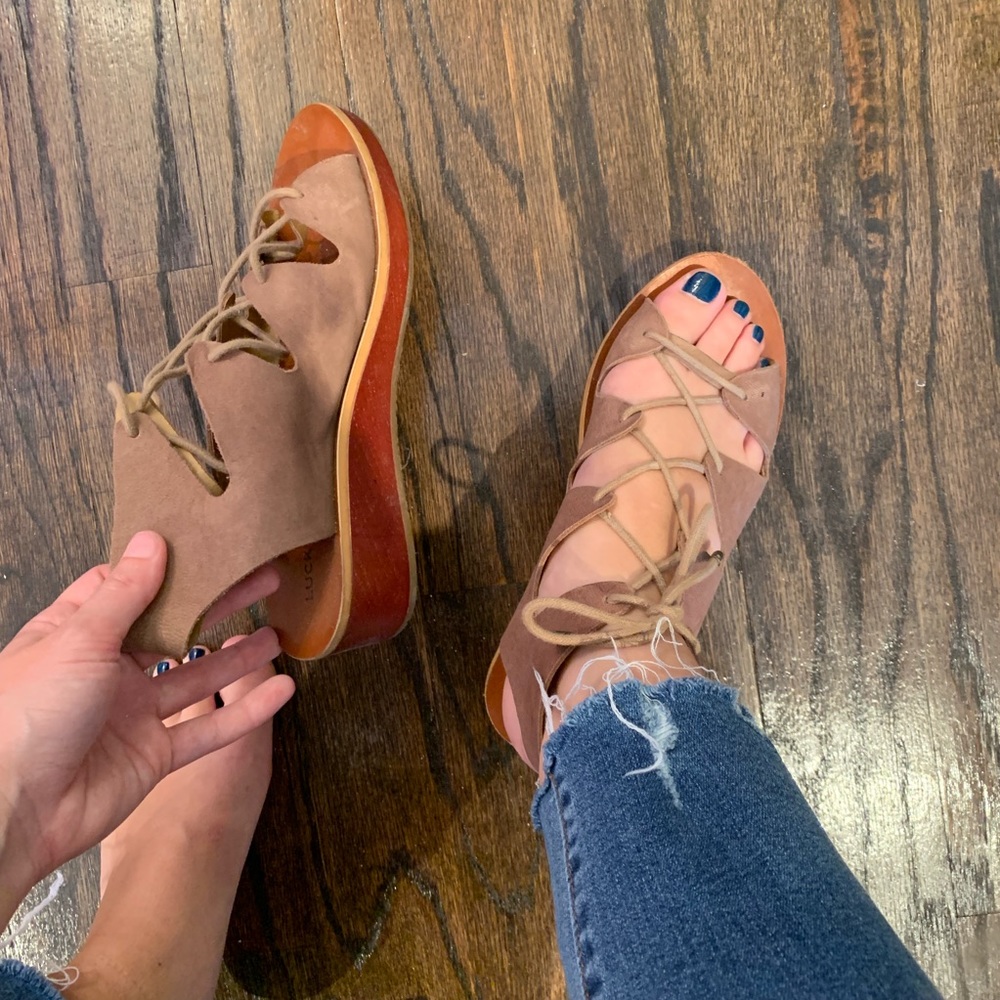 Lucky Brand tan tie up sandals